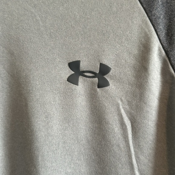 Men’s Small Gray Under Armour Loose Fit Athletic Shirt - Picture 2 of 5